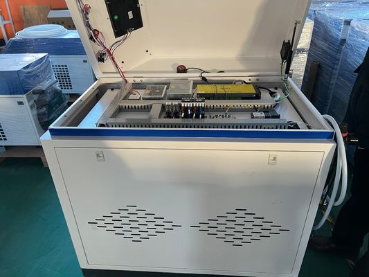 2024 Macchina di pulizia laser a fibra portatile 1000W 1500W 2000W per rimuovere efficacemente la ruggine dalle superfici metalliche
